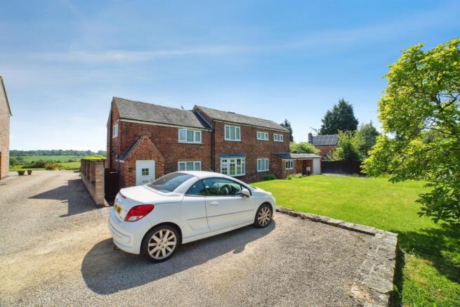 1 bed property, in Crosshill, £175,000