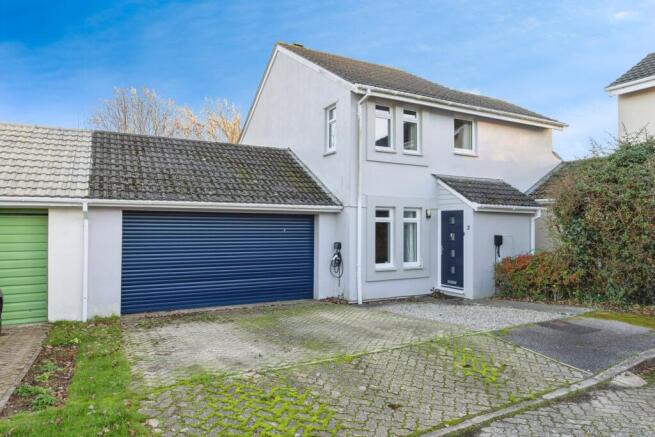 4 bed property, in Castle Court, £320,000