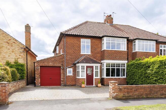 4 bed property, in Lang Road, £725,000