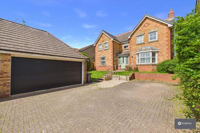 4 bed property, in Jones Close, £625,000