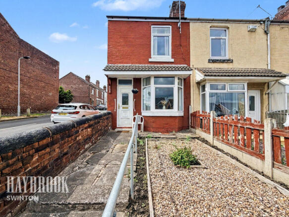 2 bed property, in Queen Street, £100,000