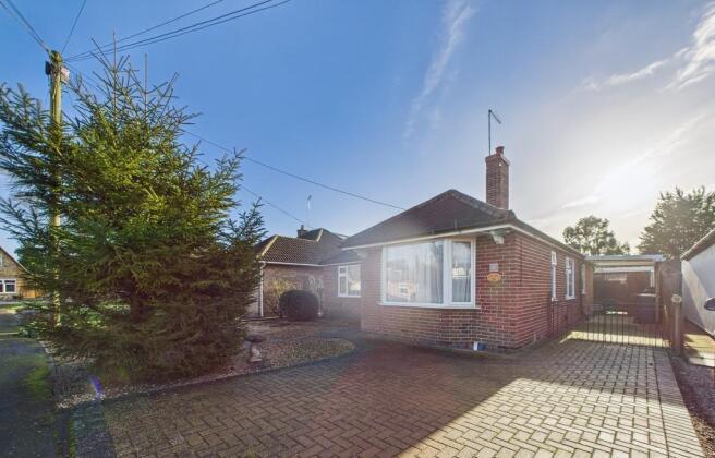 2 bed property, in Pingle Lane, £325,000