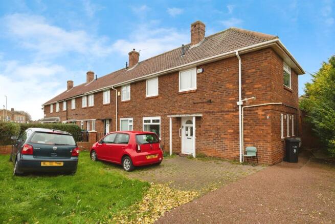 2 bed property, in Kenmore Road, £120,000