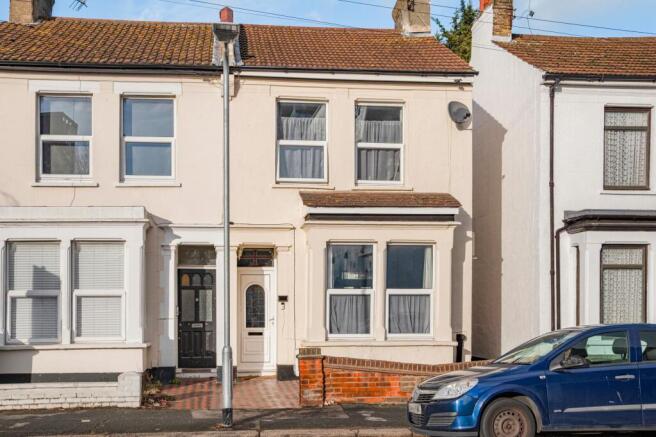 2 bed property, in Guildford Road, £290,000