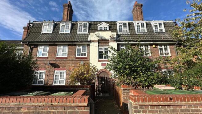 2 bed property, in Newport Avenue, £250,000