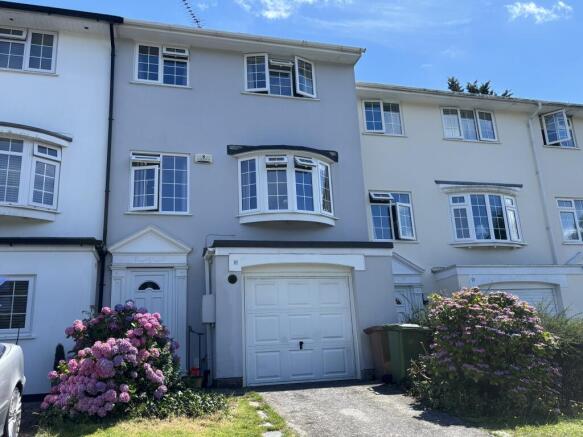 3 bed property, in Carlton Close, £255,000