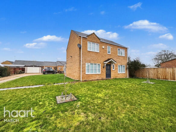 4 bed property, in Charlemont Drive, £600,000