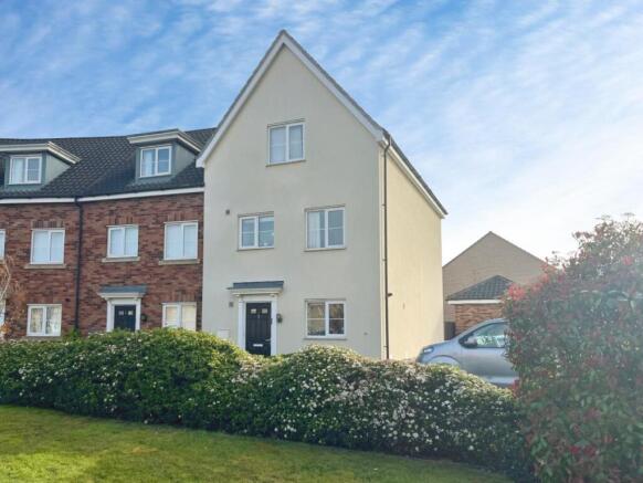 4 bed property, in Teasel Close, £290,000