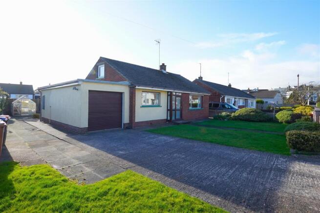 2 bed property, in Moor Park, £245,000