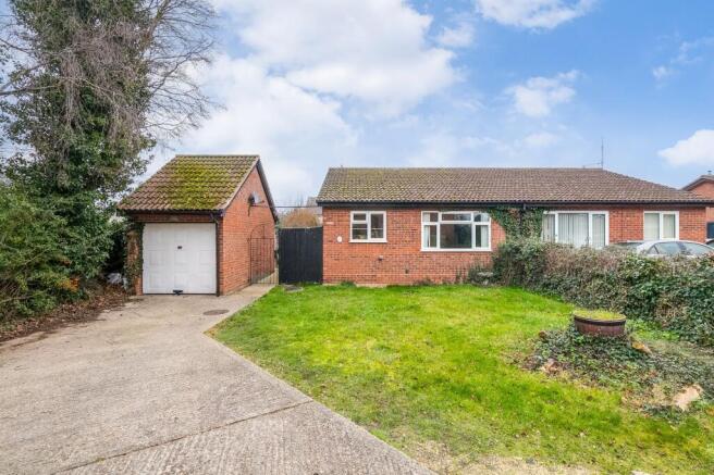 2 bed property, in Home Close, £330,000