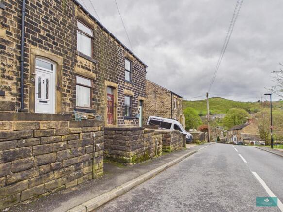2 bed property, in Delph Lane, £265,000