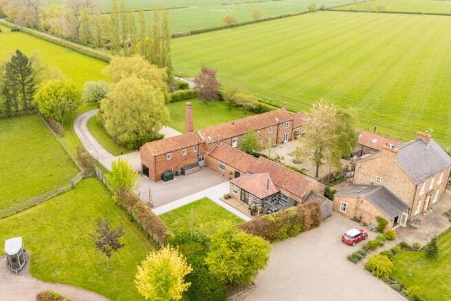 4 bed property, in Plainville Lane, £750,000