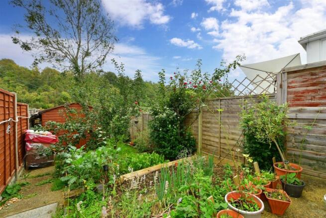 2 bed property, in Brighton Road, £270,000