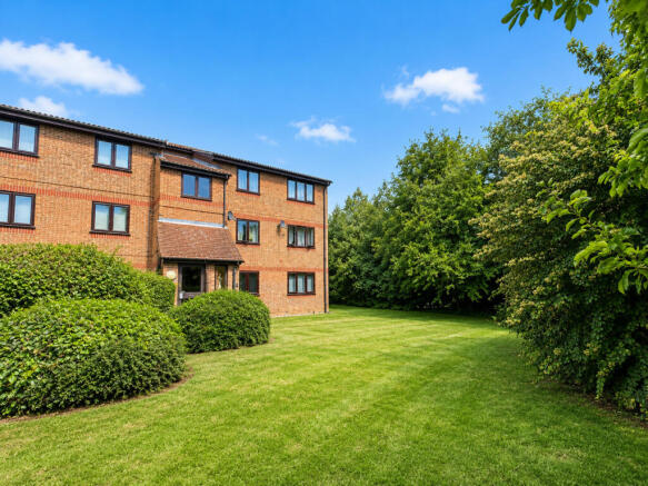 1 bed property, in Leecon Way, £170,000