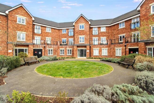 2 bed property, in Wildflower Drive, £265,000