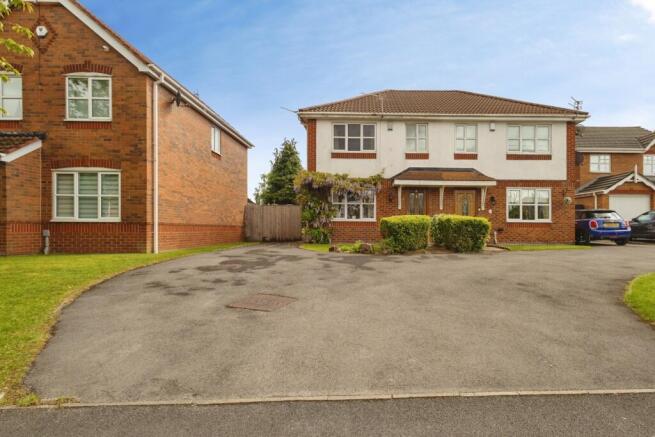 3 bed property, in James Drive, £290,000
