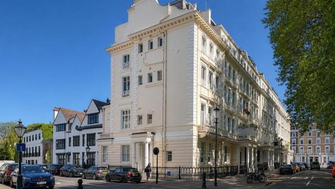 1 bed property, in Cornwall Gardens, £549,000