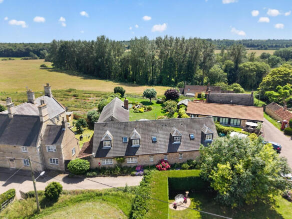 6 bed property, in Newton, £900,000
