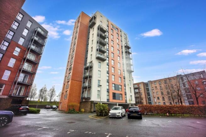 1 bed property, in Stillwater Drive, £125,000