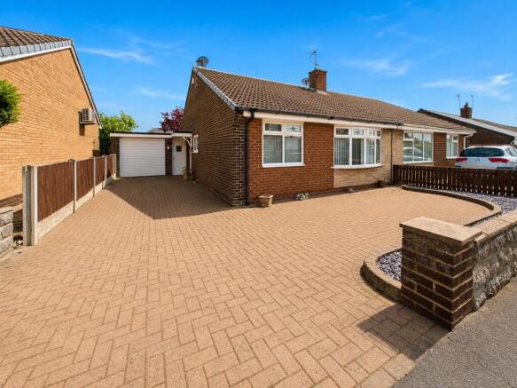 2 bed property, in Walmer Avenue, £220,000