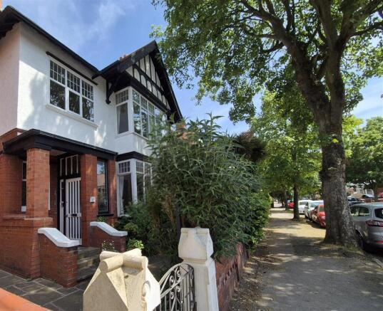 5 bed property, in Orchard Road, £430,000