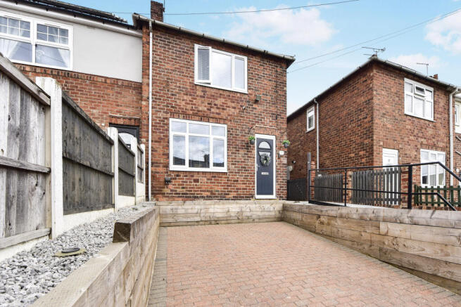 2 bed property, in Derwent Gardens, £140,000