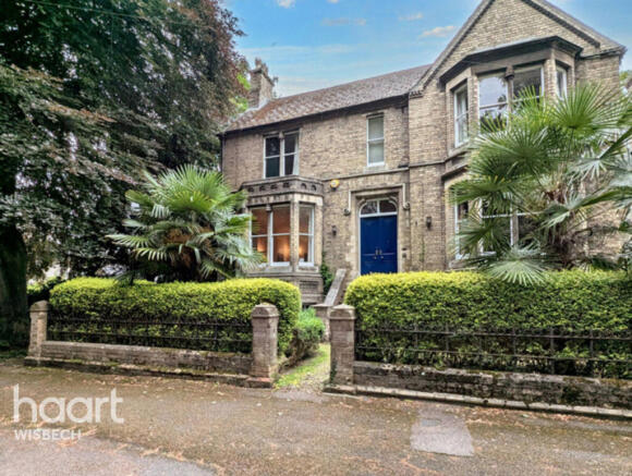 5 bed property, in Park Avenue, £575,000