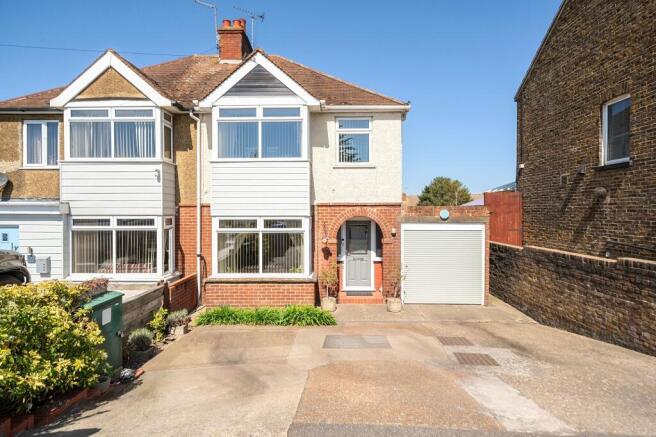 3 bed property, in Canterbury Road, £375,000
