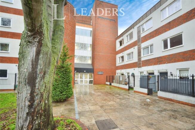 1 bed property, in Collingwood Road, £140,000