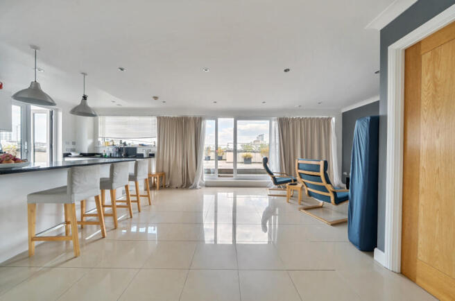 2 bed property, in Orchard Place, £350,000