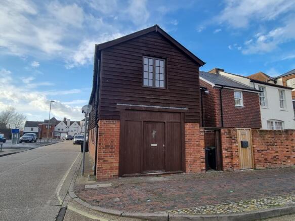 2 bed property, in High Street, £130,000