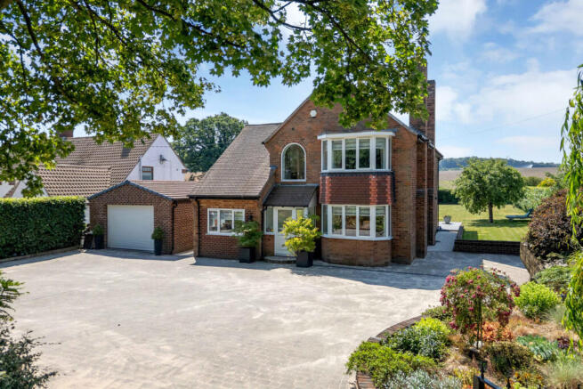 5 bed property, in Clivedon, £900,000