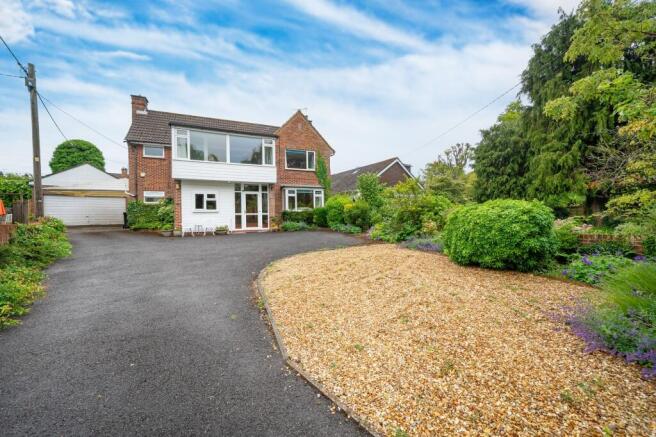 3 bed property, in Winchester Gardens, £750,000
