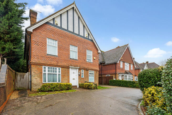 4 bed property, in Elm Park Road, £750,000