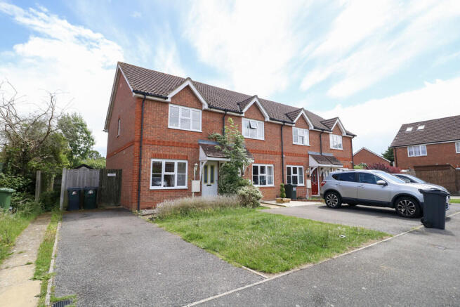 2 bed property, in Wood Lane, £279,000