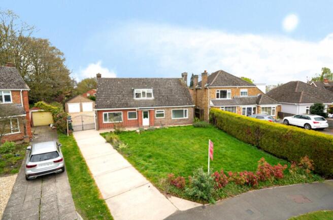 5 bed property, in Eastbrook Road, £400,000
