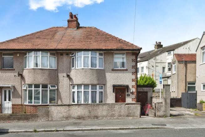 3 bed property, in Chatsworth Road, £130,000