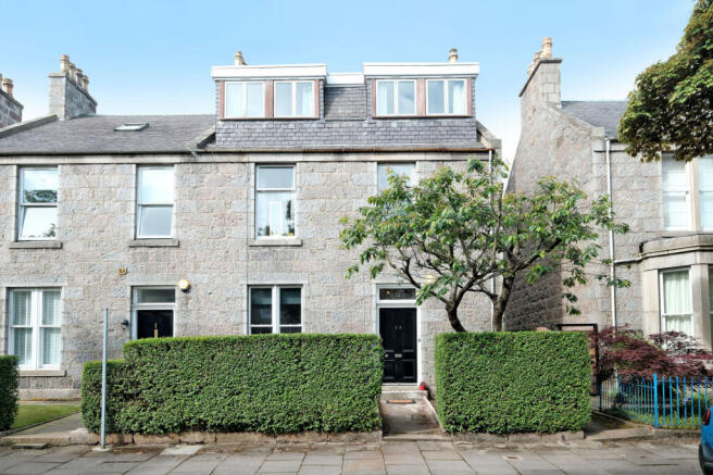 2 bed property, in 13 Brighton Place, £125,000