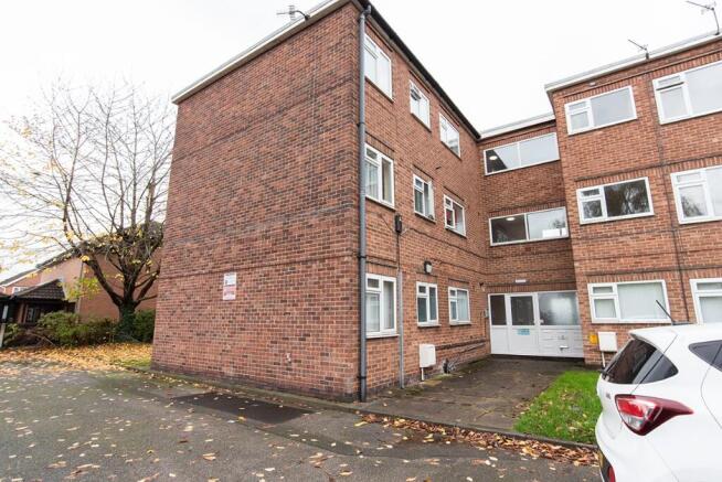2 bed property, in Douglas Court, £61,000
