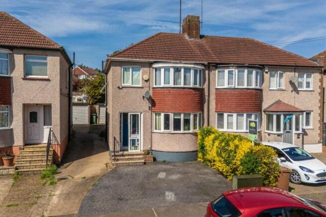 3 bed property, in Downbank Avenue, £450,000