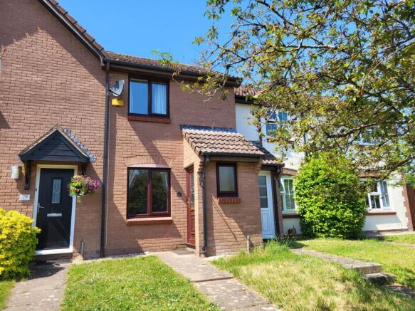 2 bed property, in Primrose Way, £200,000