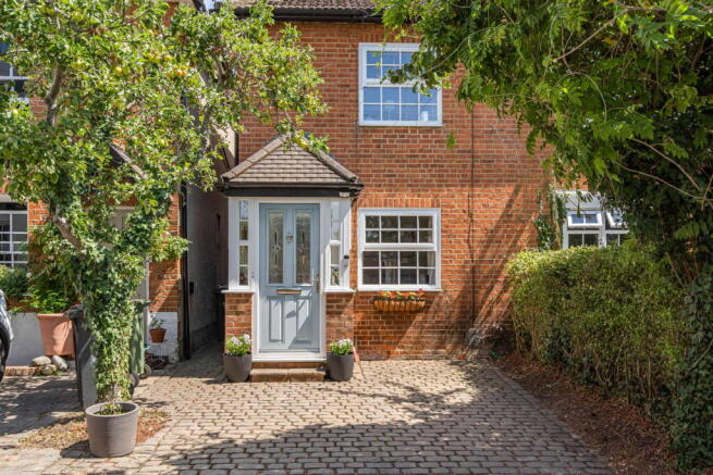 2 bed property, in Stoke Fields, £565,000