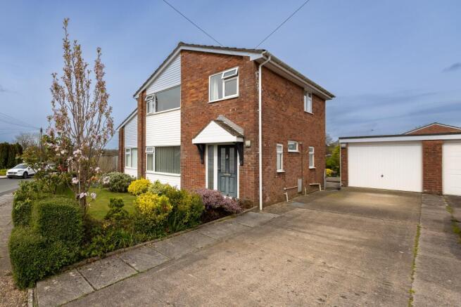 3 bed property, in Parc-y-Coed, £450,000