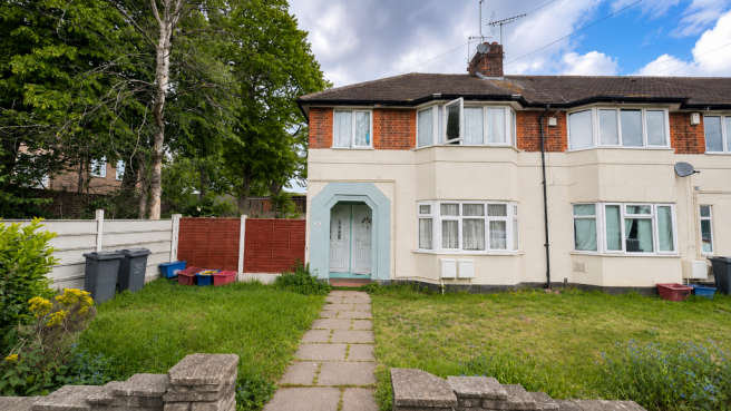 2 bed property, in Staines Road, £265,000