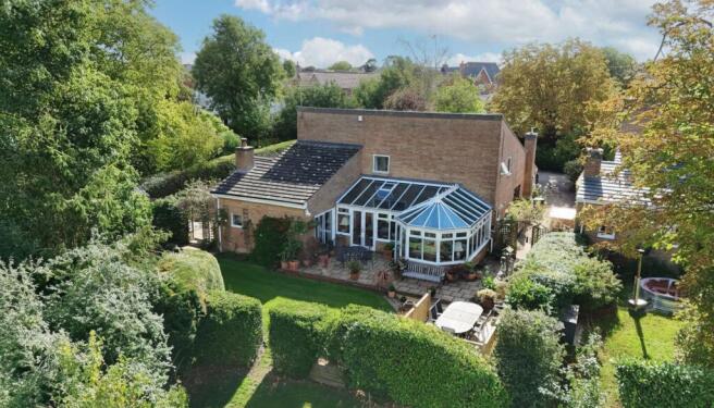 4 bed property, in High Street, £625,000