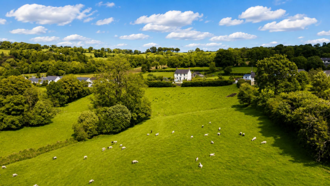 4 bed property, in Pontsian, £599,950