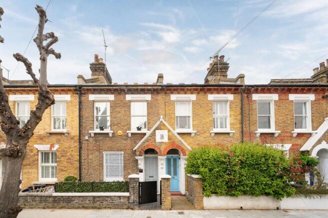 2 bed property, in Eversleigh Road, £699,000