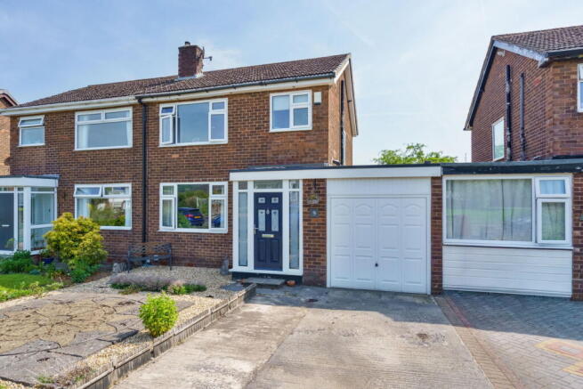 3 bed property, in Ridge Close, £285,000