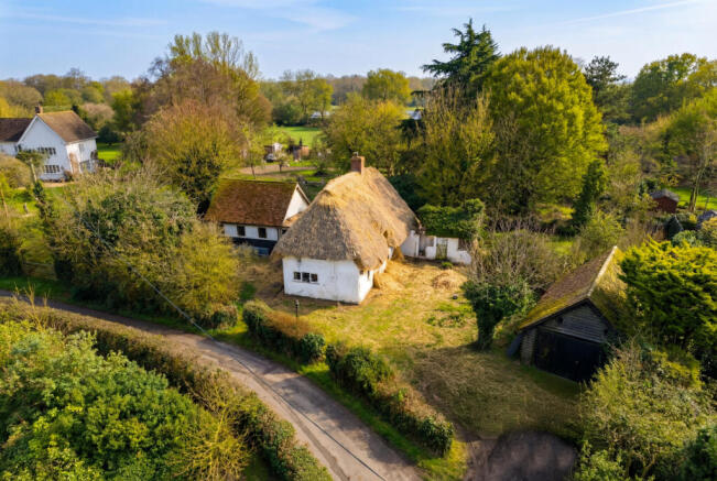 3 bed property, in Wood End, £450,000