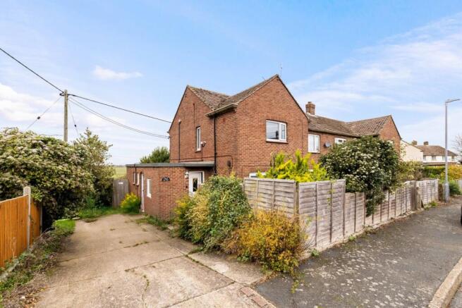 2 bed property, in Albion Road, £190,000